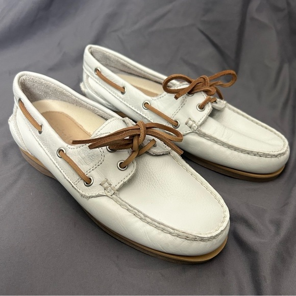 Timberland Shoes - Timberland Classic Womens Boat Shoe White Tan laces size 7 Leather Flats Slip on